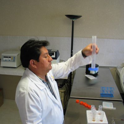 Laboratory employee in Mexico