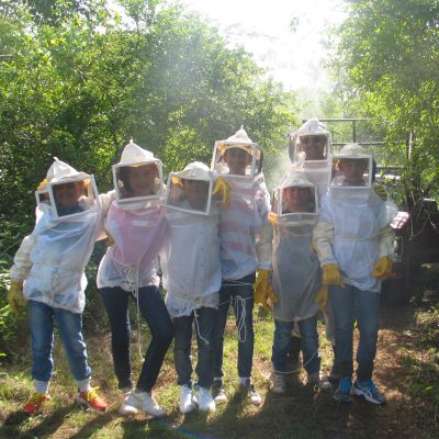 Futuros apicultores de la familia Beutelspacher